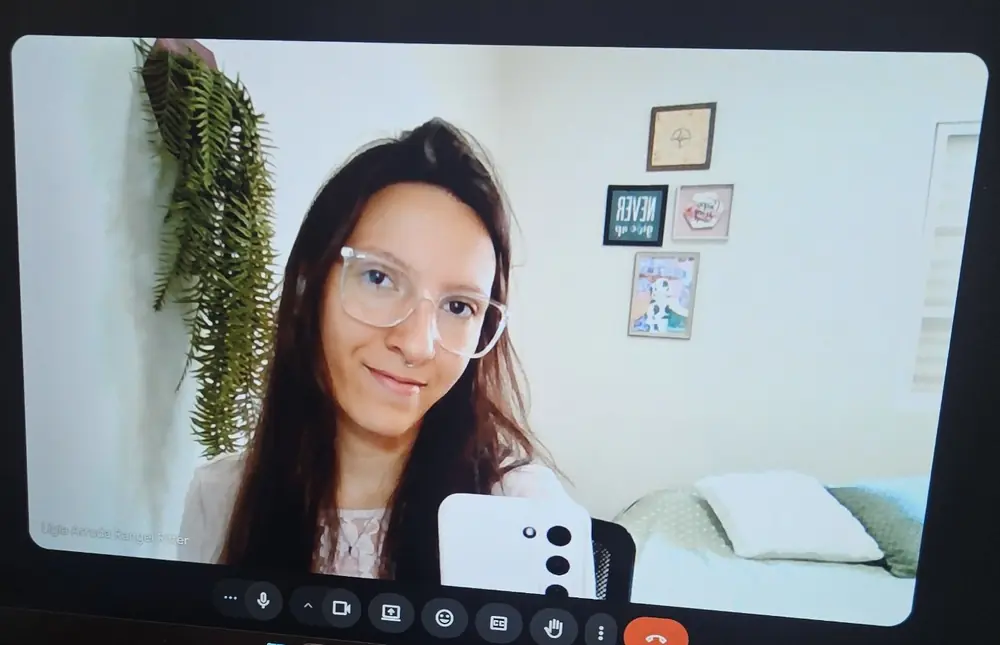 Lígia Rangel em sessão de psicoterapia online por videochamada
